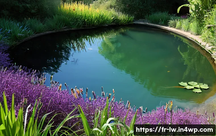 자연형 물 정화 시스템과 지역 사회의 연계 - A vibrant, natural swimming pond in a sun-drenched garden in Ardèche, France. The water is exception...